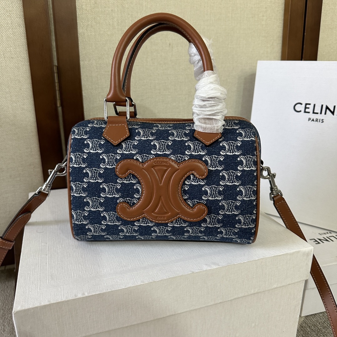 CELIN*24s春夏新品｜CUIR TRIOMPHE牛仔織物牛皮革波士頓包
春夏限定新品🎁牛仔凱旋門織物+浮雕凱旋門皮質小號波士頓💕復古味道更足更有質感～容量一如既往 超能裝✅ 日常又百搭 人手必備～肩背和手提均可
織物，牛皮革，織物襯里，拉鍊鎖閉，1個主隔層，1個內側扁平口袋，皮革手輓長10釐米，可調節肩帶，最小長度51釐米，最大長度58釐米
尺寸：19.5 X 14 X 7釐米
型號：197582