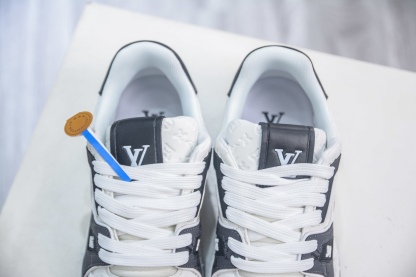 Louis Vuitton Trainer lv時裝走秀運動鞋 
尺碼：39 40 41 42 43 44 45 46