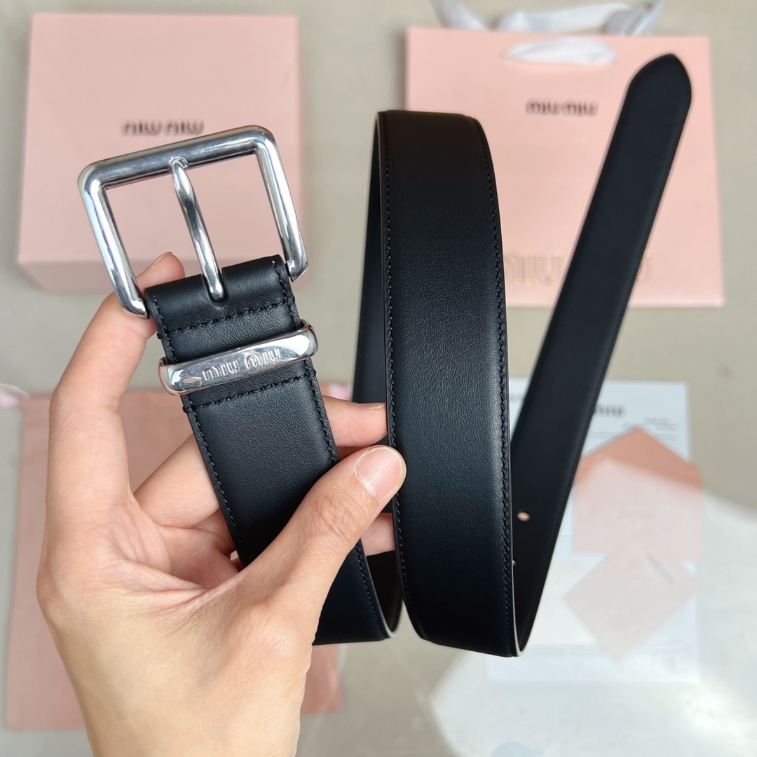 這款皮革腰帶設計簡約而優雅，腰帶環伴以Miu Miu徽標。雙面進口小牛皮 金屬搭扣 腰帶環飾激光雕刻徽標
寬度: 3.5cm
