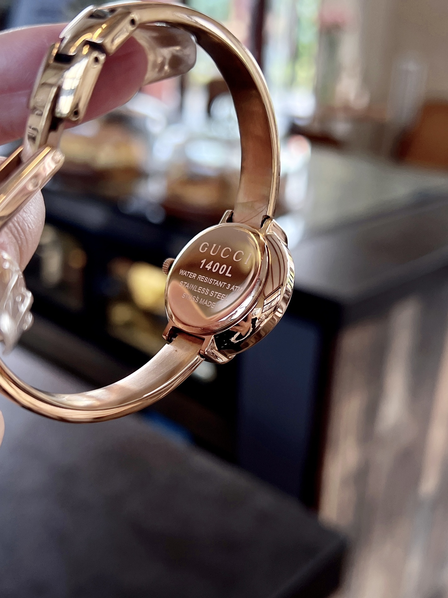 古馳
Gucci 瑞士日內瓦最新限量款升級版到貨（後蓋全新加重處理，重做原裝對版鑲鑽字面。字面鑲嵌八箭八星兩個閃亮的鋯鑽石💎，細節誠意滿滿💎區別以往老舊版本，歡迎品鑒👏👏），表徑25mm，厚度7.5mm，藍寶石玻璃，表面把頭都有經典雙G logo設計元素，非常經典，適合小手腕佩戴，小巧玲瓏，溫婉細膩