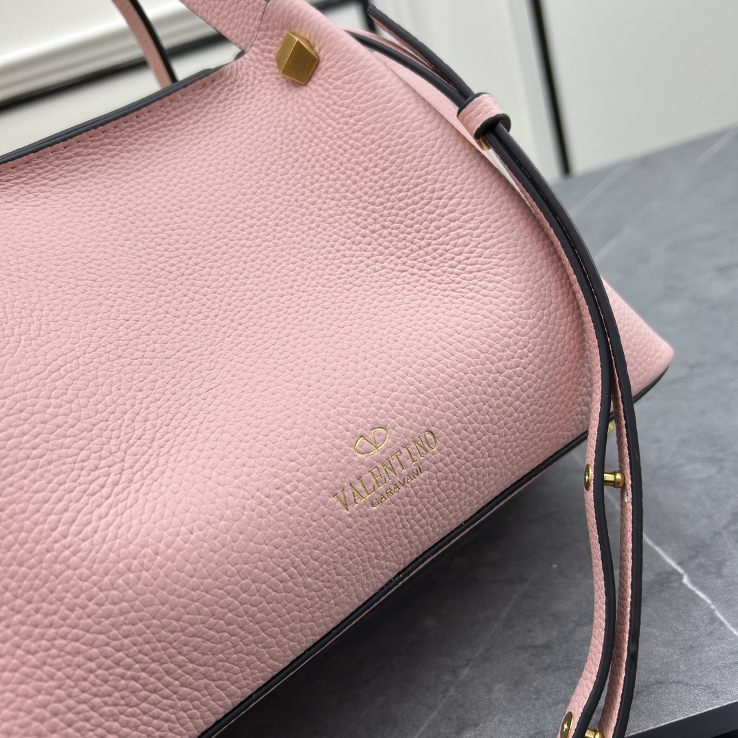 荔枝紋 Garavani VLOGO Escape 小牛皮小號購物袋，包袋兩側點綴紅色細節，金屬徽標飾件可用在包裝內部作為開合，亦可用在外部作為裝飾元素。
小號尺寸：31 *25*15 cm
