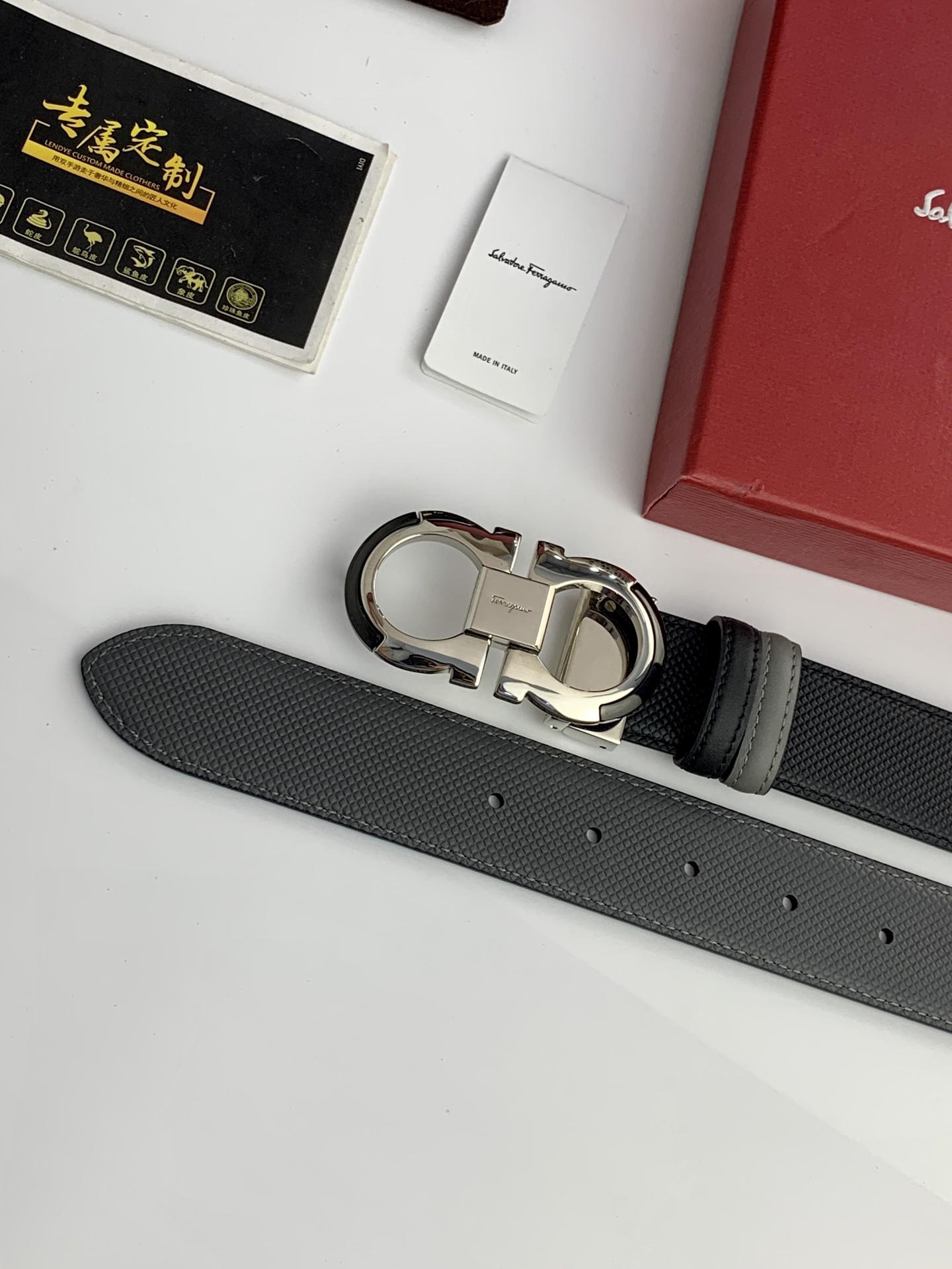 〖F家〗這款皮帶採用雙面小牛皮，搭配新款純銅扣，打造高雅考究的造型。寬3.5cm，長度可調節，達到量身定制般的修身效果。
