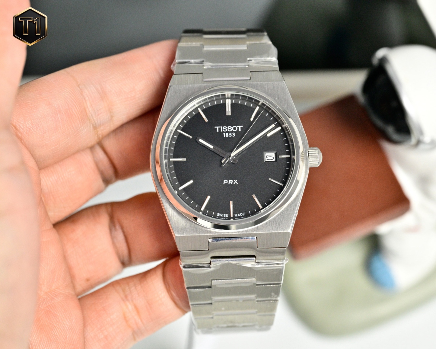 原單品質 天梭（TISSOT）PRX系列  T137.410.11.031.00 復古時尚 商務男士石英腕表火爆登場  ❤️❤️
憑借disco 風格設計 此系列腕表打破了復古與潮流的界限，將上世紀70年代情懷融於現代時尚，重塑時代經典魅力，時刻驚艷在線。秉持創新源於傳統的品牌理念，為其配了酒桶型表殼，配備了“一體式精鋼錶鏈”（融錶鏈，表耳，表殼於一體）。方寸之間卻有匠心獨運，天梭攜手復刻經典力作，呈現1911年腕表造型設計，這一刻，著古潮今。搭載瑞士石英機芯，藍寶石玻璃，316瑞士鋼，100米深度防