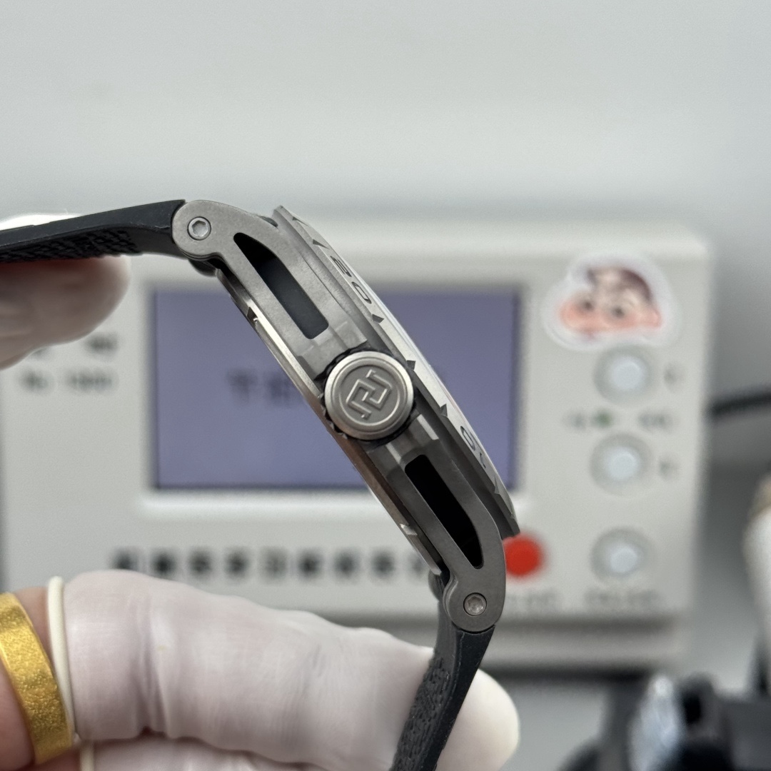 『新廠-NEW Factory』王者歸來唯一鈦金屬表殼.型號：RDDBEX0479腕表，這款腕表極具羅傑杜彼品牌代表性的設計，星型的框架設計，凱爾特十字架形陀飛輪，配有秒盤和小秒針，更顯機械感，幾乎一眼就可識別。表殼直徑45mm，厚度13.5毫米，搭載海鷗定制RD505SQ手動上鏈機芯，機芯上夾板與魚鱗紋打磨在內的各種超卓精修。          
（非市面其他小廠可比）
1.表殼：鈦合金表殼與原裝同步
2.機芯：一體陀飛輪機芯以六方位精准調校。儲能動力長達：50小時，機芯的主夾板和輪隙與原裝一致，