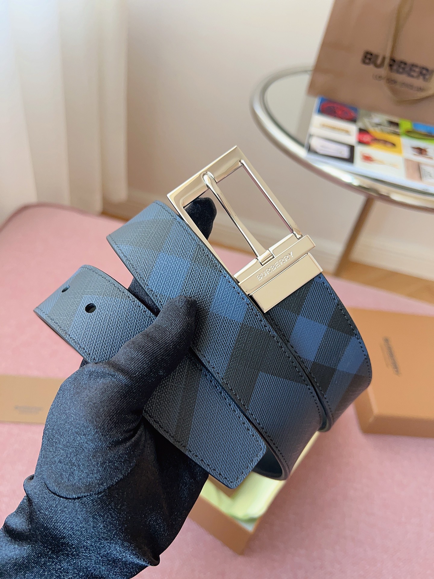 
Burberry博柏利品牌始終秉承傳統精髓，彰顯卓爾不凡的匠制工藝，優雅率性的英倫設計與銳意革新的時尚理念。3.5cm