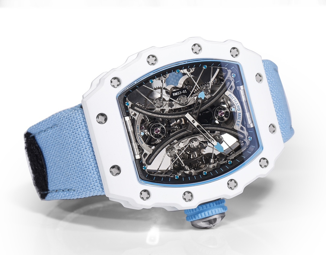白色TPT石英纖維
【RICHARD MILLE】理查米爾RM53-01 將腕表設計與運動賽事相互結合，完美詮釋了賽場上的勇者堅定信念、頑強拼搏的精神。RM53-01以馬術運動為背景，採用多種高科技材料來抵御運動時帶來的強烈撞擊，從而保證不受破壞、正常運轉。高科技材質打造如同“護具”。“RM 53-01 PABLO MAC DONOUGH”的陀飛輪腕表，此款腕表除具備運動腕表的動感與活力外，還配備了堅固的TPT®碳纖維表殼、層壓藍寶石水晶表鏡以及固定機芯的懸浮式鋼索，有效的降低巨大衝擊、