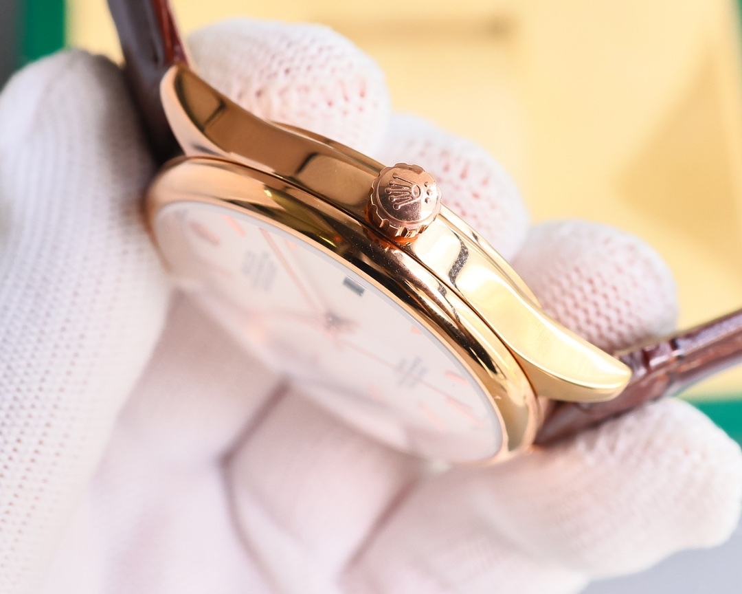 新品特推🔥🔥勞力士ROLEX（實拍圖）商務系列，全表採用316L精鋼，高檔大氣！316L精鋼打造完美多邊形弧度表殼！搭配進口藍寶石玻璃，意大利防水皮帶，原裝針扣！！！搭載原裝進口全自動機械機芯（零返修） ，直徑尺寸40mm 深度防水。 產品實物光澤手感更佳精湛  字盤刻度栩栩如生  殼套工藝都是宗師級別輕身檢驗 加上新時代機器高技鍛造  上手震撼尊貴非凡🔥AD出品 精品不斷🔥