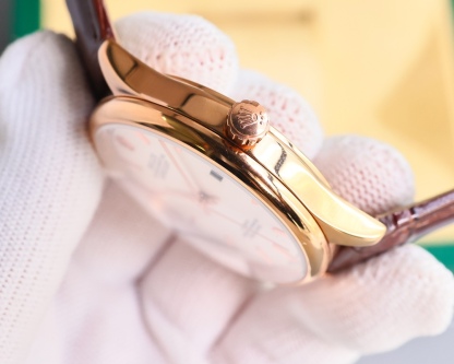 新品特推🔥🔥勞力士ROLEX（實拍圖）商務系列，全表採用316L精鋼，高檔大氣！316L精鋼打造完美多邊形弧度表殼！搭配進口藍寶石玻璃，意大利防水皮帶，原裝針扣！！！搭載原裝進口全自動機械機芯（零返修） ，直徑尺寸40mm 深度防水。 產品實物光澤手感更佳精湛  字盤刻度栩栩如生  殼套工藝都是宗師級別輕身檢驗 加上新時代機器高技鍛造  上手震撼尊貴非凡🔥AD出品 精品不斷🔥