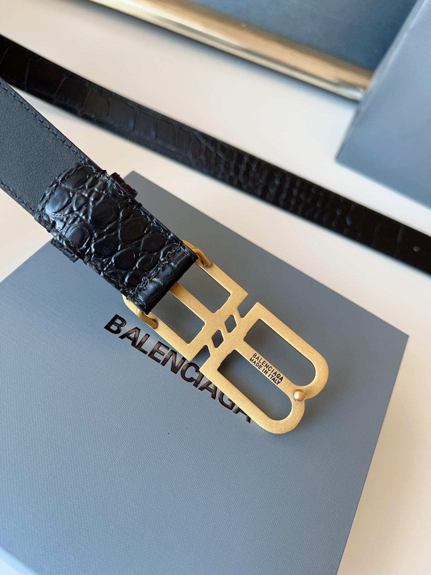 巴黎世家（Balenciaga）寬度3.0cm 是法國的奢侈品牌，作為時尚界最具影響力品牌之一的地位。設計師源於：都市時尚潮流獨特的設計風格，採用進口小牛皮製作；搭配純銅復古五金，使其更具魅力。值得擁有的百搭精品！