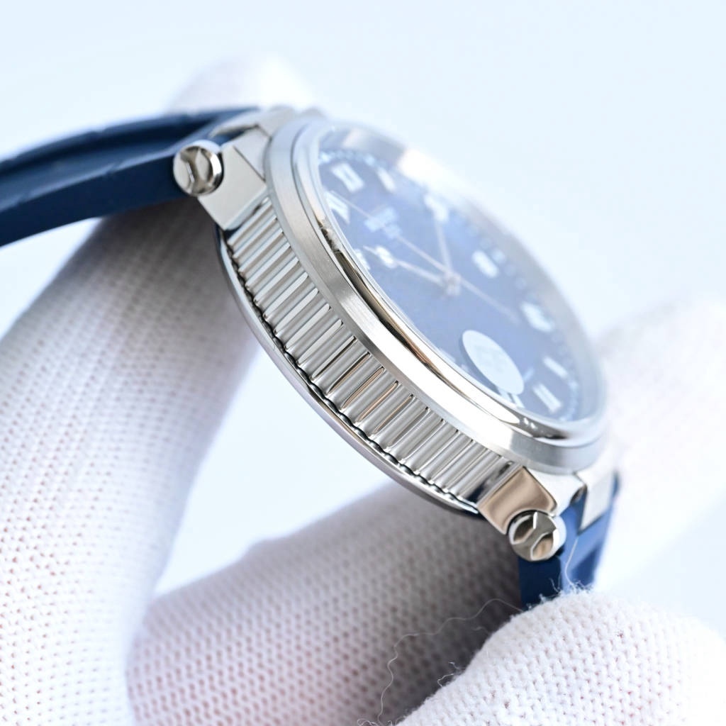 CF新品發佈會，寶璣-Breguet
航海MARINE航海系列5517款腕表，航海天文鐘的起源作品，“時計本是兵家利器”說的就是這款腕表，鐘錶界的巨作。工廠全面抄寫原裝數據，98%還原殼型字面，彰顯原裝優雅硬朗的氣質，原裝同款777A自動機械機芯，鐫刻獨立編號與寶璣先生簽名。直徑40毫米。正反均為藍寶石防刮玻璃，旋入式防水錶冠。實測防水深度100米。搭配飾有太陽放射紋錶盤，配裝進口天然橡膠錶帶，以零頭的價格給您帶來原裝超值體驗。