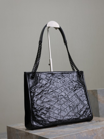 黑色黑扣·
Niki shopping bag_
意大利進口抓皺油蠟牛皮，五金是全牛皮包裹，工藝十分精湛！包袋中間有磁吸扣，保障了包包使用的安全性；內里有一拉鍊隔層及敞口插槽設計可放手機及零錢卡片，方便拿取，不會出現因為是大包而出現找不到東西的情況；包包自重非常輕，容量又足夠大，公文包、旅行包、購物袋、媽媽包隨意切換，實用性爆表！
型號：577999
尺寸：33x27x11.5cm