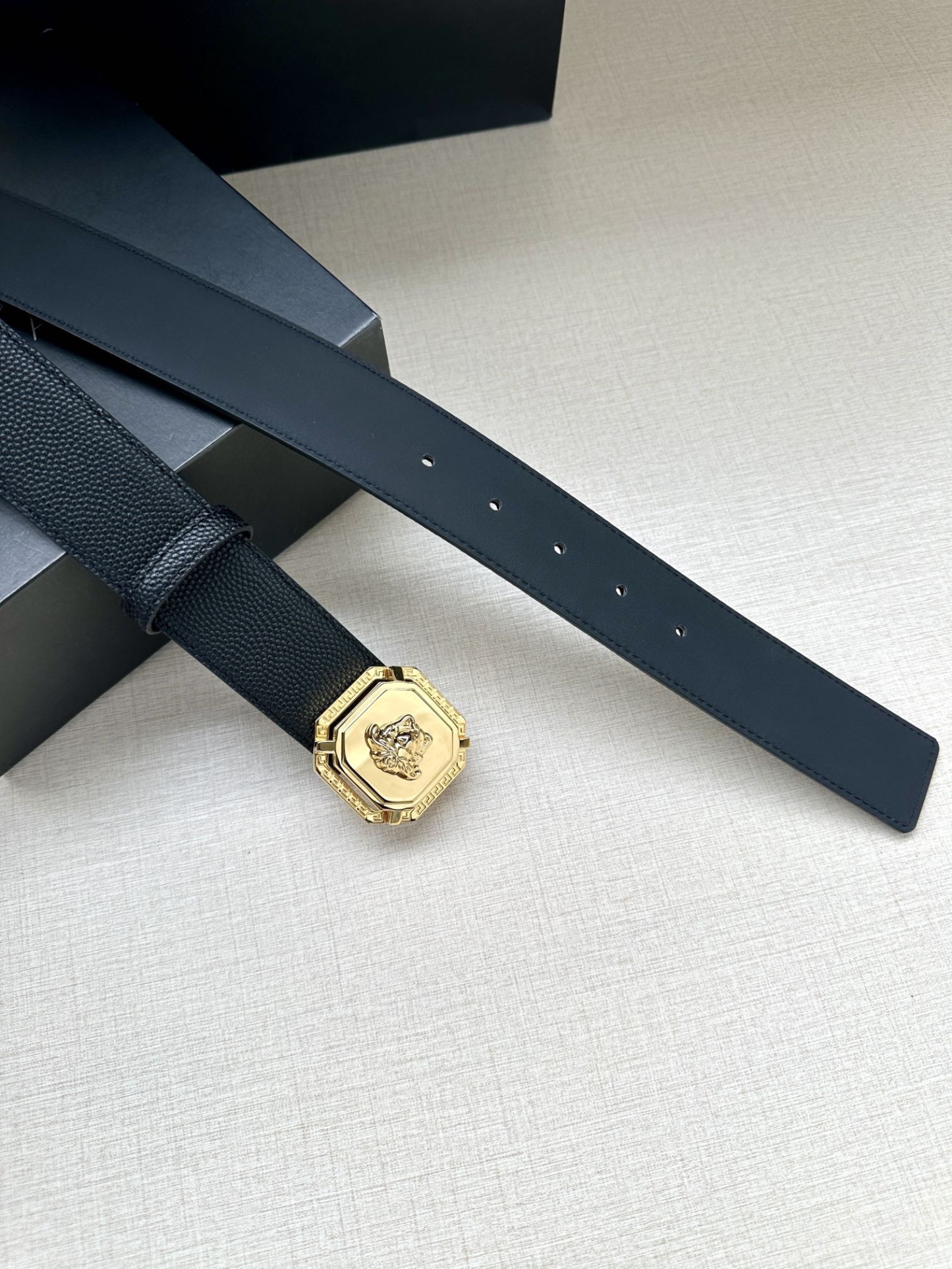 寬度4.0cm VERSACE （範思哲）此款柔軟的皮帶飾3D美杜莎腰帶扣，可搭配正裝或休閒牛仔裝。