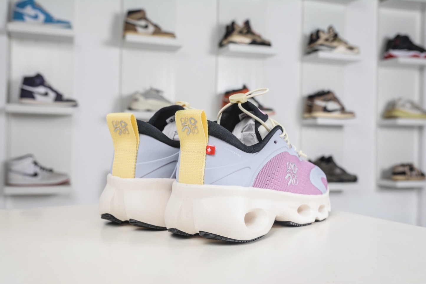 LOEWE羅意威 x ON昂跑 聯名款 Cloudsolo 
貨號: 3WF30600665
尺碼：36 36.5 37 37.5 38 38.5 39 40 40.5 41 42 42.5 43 44 44.5 45 46（真半碼）（⚠️袋子丟失扣10）
