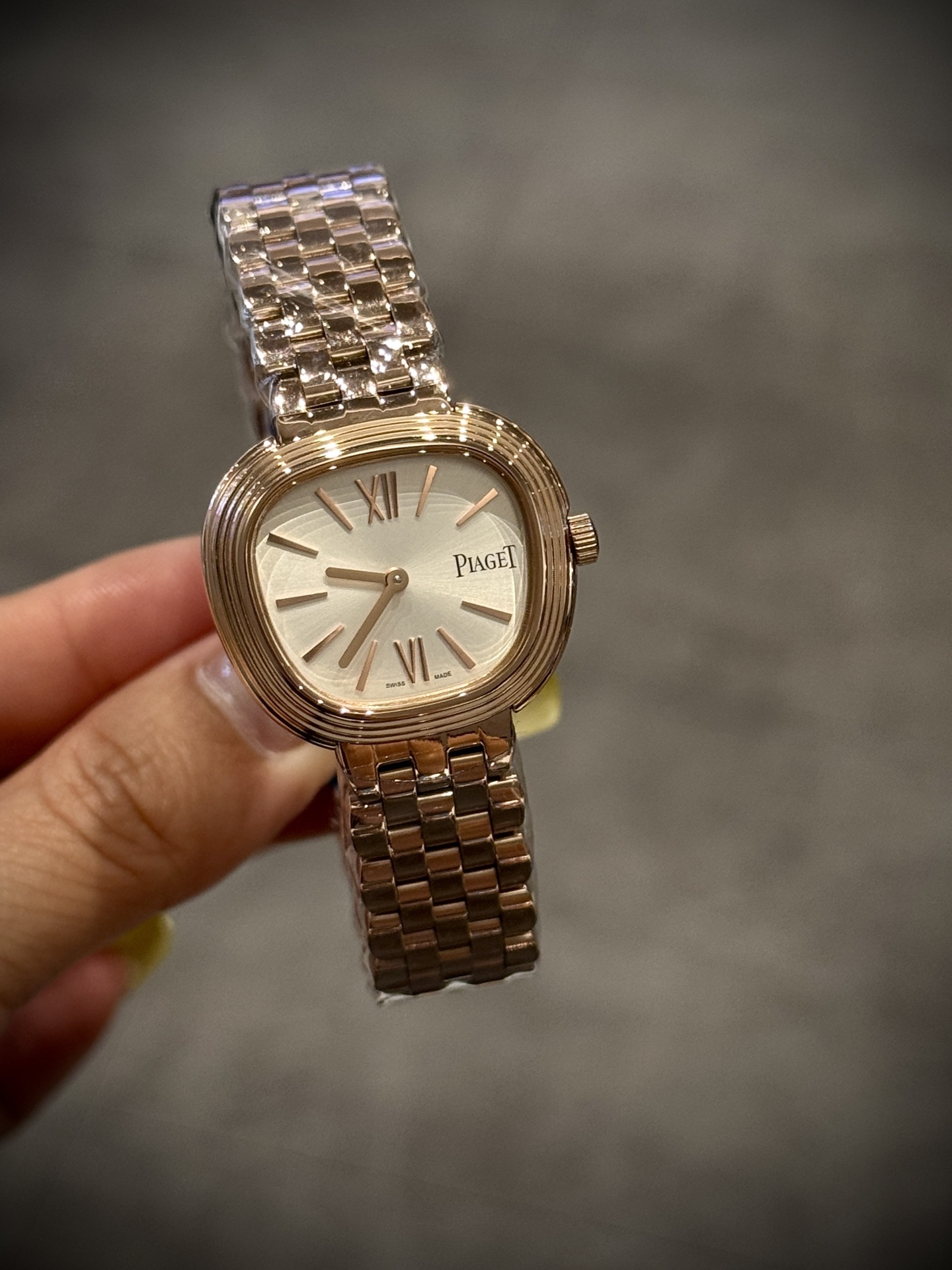 A8 factory•伯爵全新腕表 ﻿ #PiagetSixtie鎏金悅影系列 ﻿ 在瑞士鐘錶展「鐘錶與奇跡」閃亮登場！這款腕表游走於非凡制表工藝與黃金工藝之間，簡直是時尚與藝術的完美結合。Sixtie腕表採用獨特的梯形設計，重新詮釋1960年代末大膽華麗的風格，展現出獨特的魅力與優雅。
✨Sixtie系列腕表
✨直徑29毫米,
✨CNC數控雕刻精鋼梯形表殼
✨專櫃同步超薄厚度僅僅7mm
✨銀色太陽緞面打磨錶盤
✨316L精鋼錶鏈,搭載伯爵進口石英機芯  
認准A8出品！必屬精品！大廠品質！歡迎轉載！