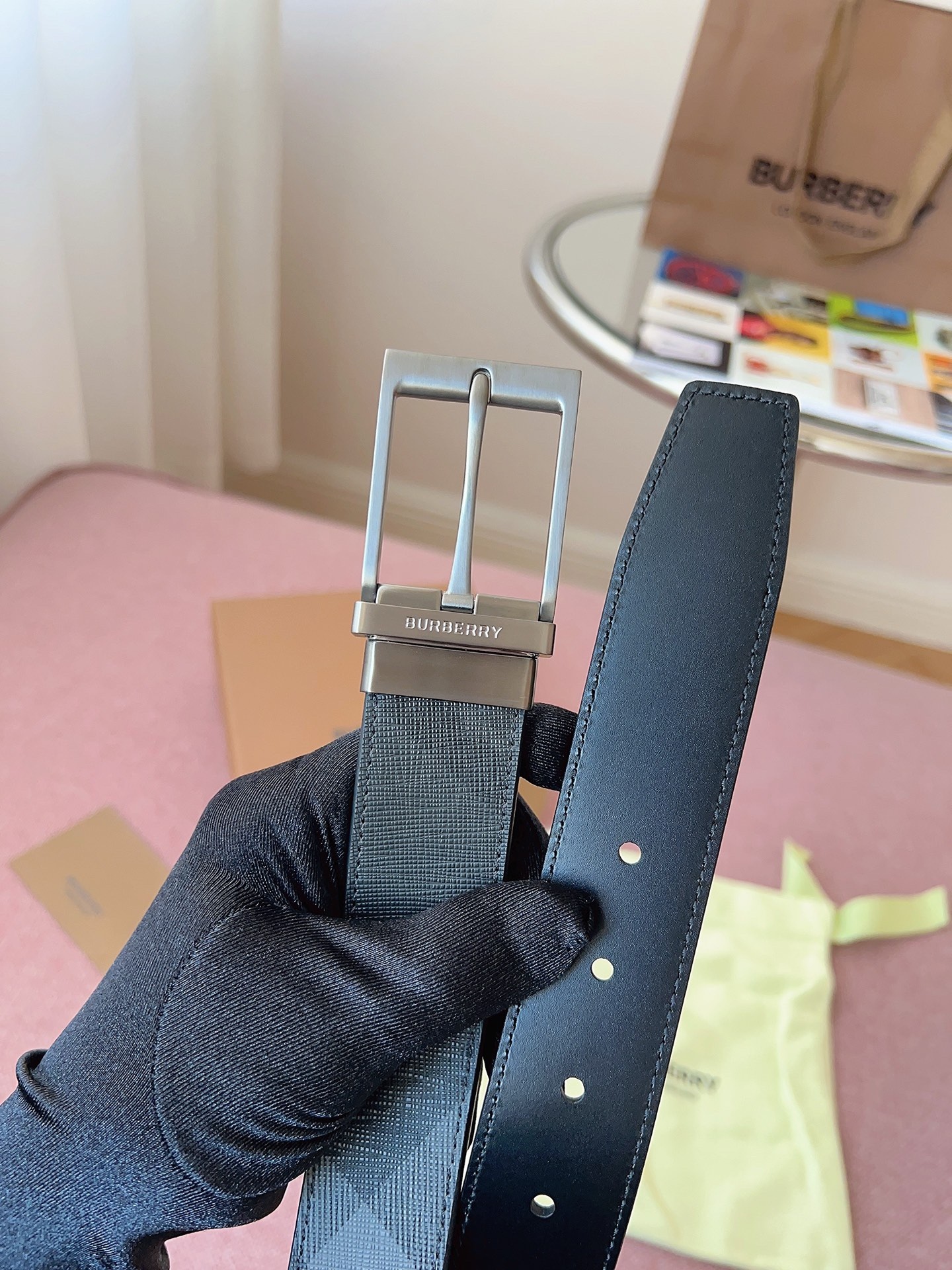 
Burberry博柏利品牌始終秉承傳統精髓，彰顯卓爾不凡的匠制工藝，優雅率性的英倫設計與銳意革新的時尚理念。3.5cm