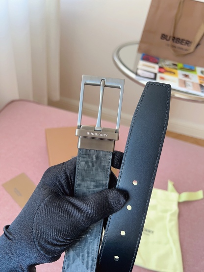 
Burberry博柏利品牌始終秉承傳統精髓，彰顯卓爾不凡的匠制工藝，優雅率性的英倫設計與銳意革新的時尚理念。3.5cm