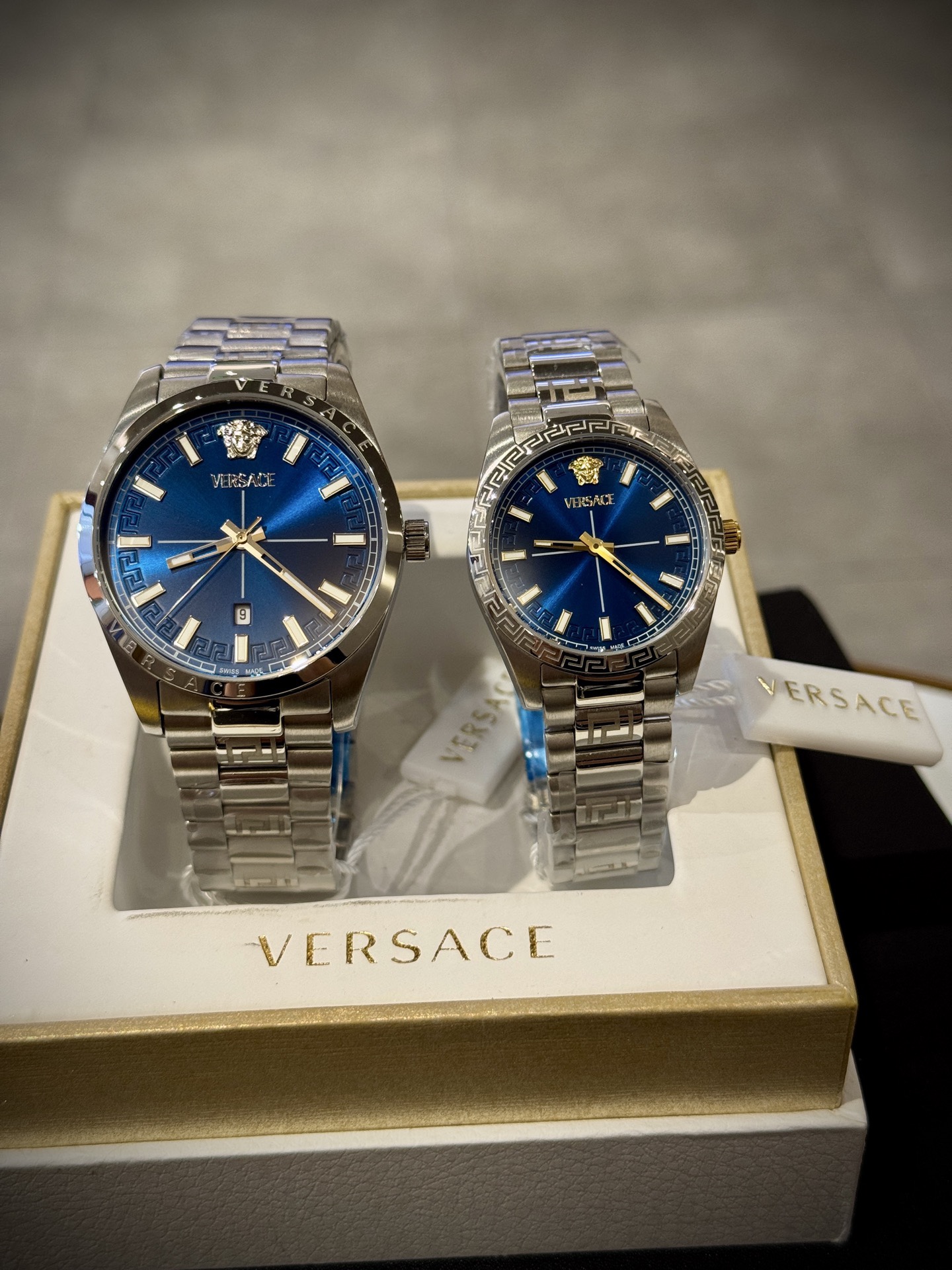 Versace範思哲石英手錶，VERSACE MILLENYIUM  LADY系列，採用希臘回紋元素錶盤，12時位飾有美杜莎頭像展現範思哲經典圖案魅力，錶鏈印刻希臘回紋搭配雙按蝴蝶扣設計，兼具時尚與舒適，錶盤男款40mm 女款32mm 30米生活防水，進口石英機芯

立即搶購👉