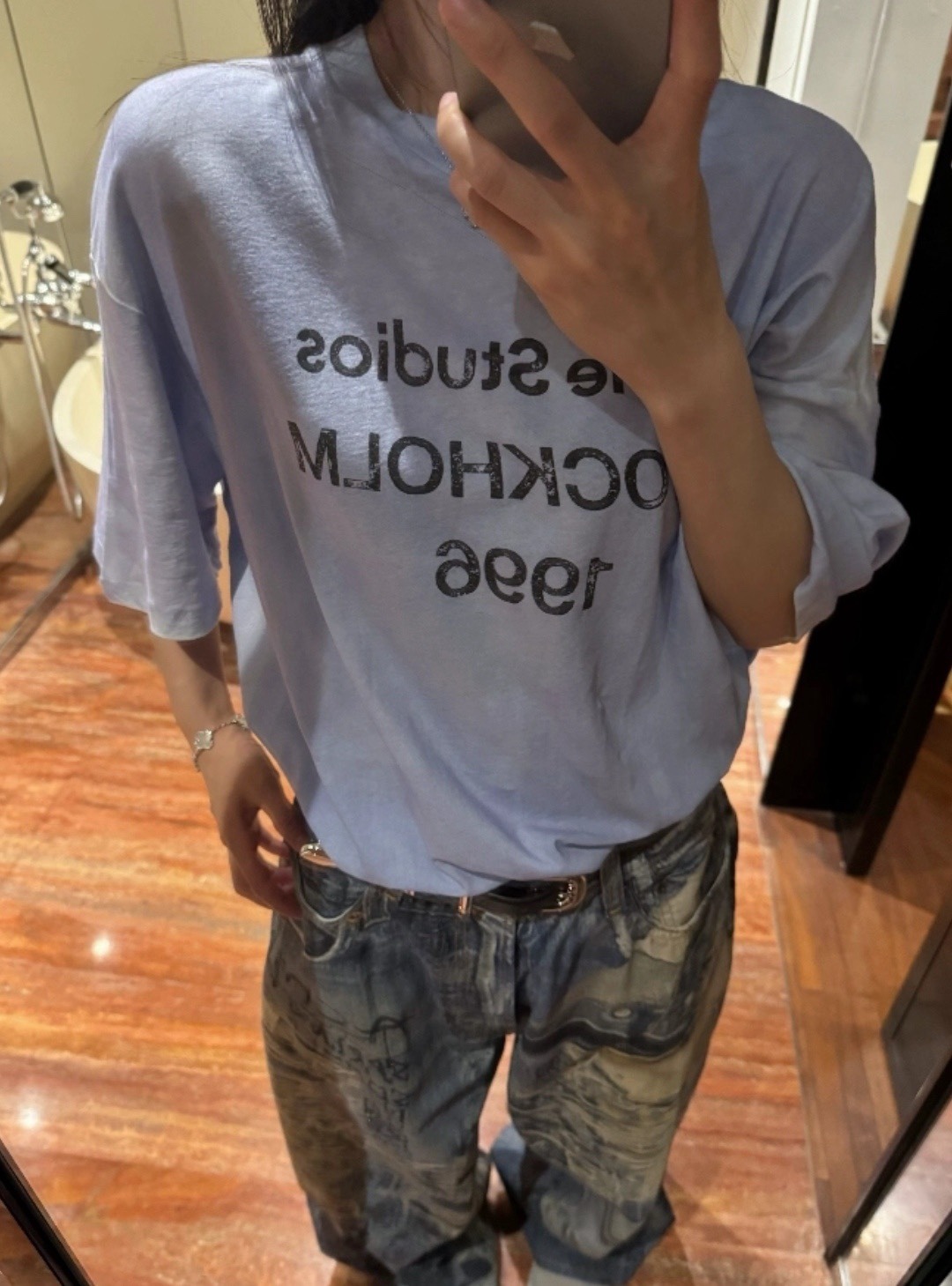 🔝Acne Studios 26SS 1996字母印花短袖T恤
面料是定制定染的32支220g原版雙紗棉，胚布經過高盂環保染色，裁大貨前還要進行高溫環縮水，降低縮水率的同時使得手感更柔軟舒適，印花方面必須五層膠漿，第一遍必須為進口打底漿，填平布料上極為細小的線洞，再由高溫床烤乾再劇頗色，採用油墨因熱平網印花，一共刷五層，每一層間隔為時間為30分鐘，才能保證出來的成品保持原版的質感，全套開發輔料
尺碼：S-XL