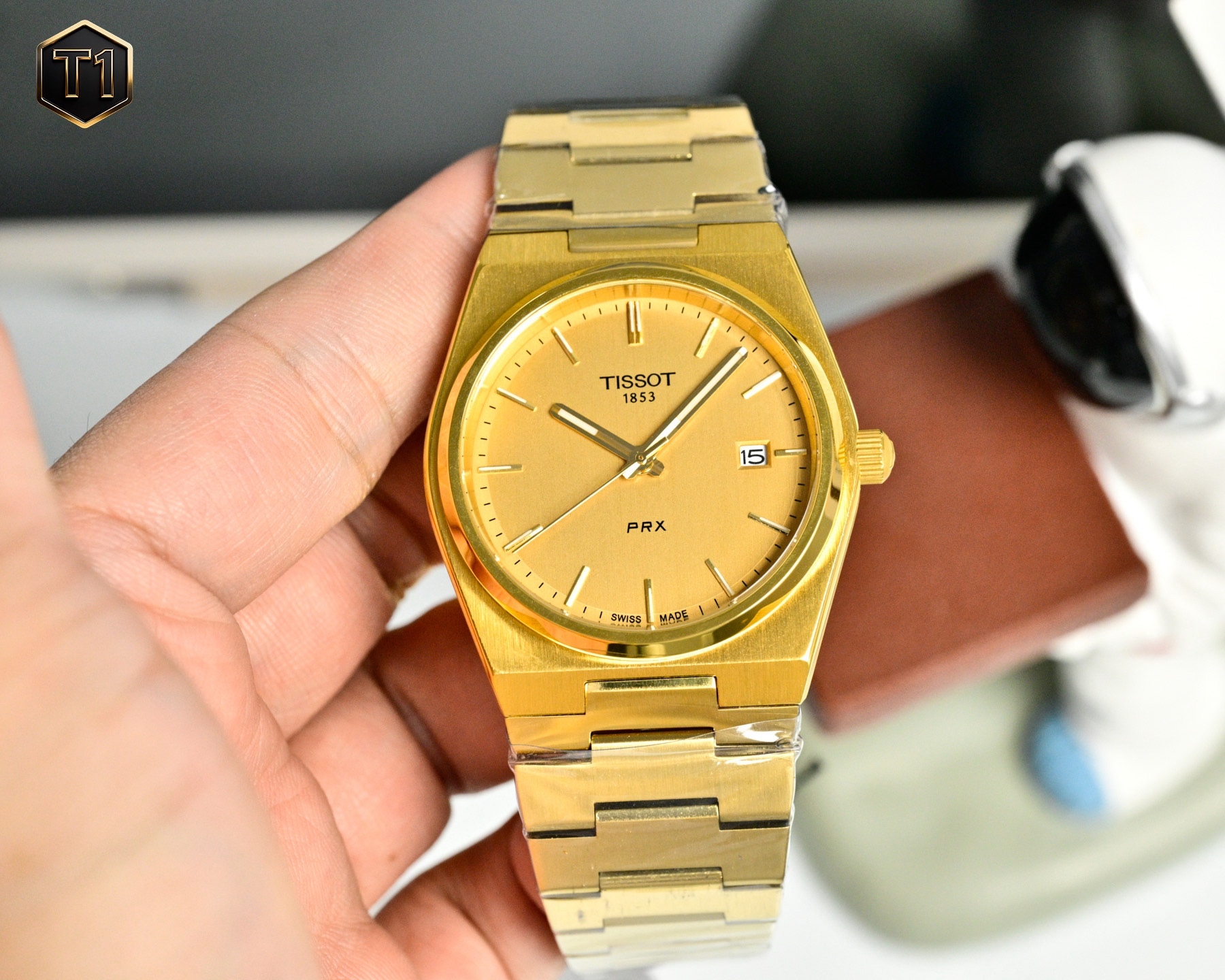 原單品質 天梭（TISSOT）PRX系列  T137.410.11.031.00 復古時尚 商務男士石英腕表火爆登場  ❤️❤️
憑借disco 風格設計 此系列腕表打破了復古與潮流的界限，將上世紀70年代情懷融於現代時尚，重塑時代經典魅力，時刻驚艷在線。秉持創新源於傳統的品牌理念，為其配了酒桶型表殼，配備了“一體式精鋼錶鏈”（融錶鏈，表耳，表殼於一體）。方寸之間卻有匠心獨運，天梭攜手復刻經典力作，呈現1911年腕表造型設計，這一刻，著古潮今。搭載瑞士石英機芯，藍寶石玻璃，316瑞士鋼，100米深度防