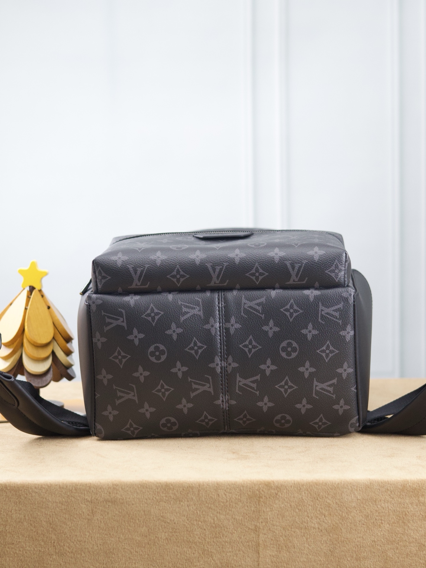 【163C01芯片版】
DISCOVERY 小號雙肩包
型號：M22558黑花
材料：進口原廠面料 原廠皮
尺寸：29x38x20cm