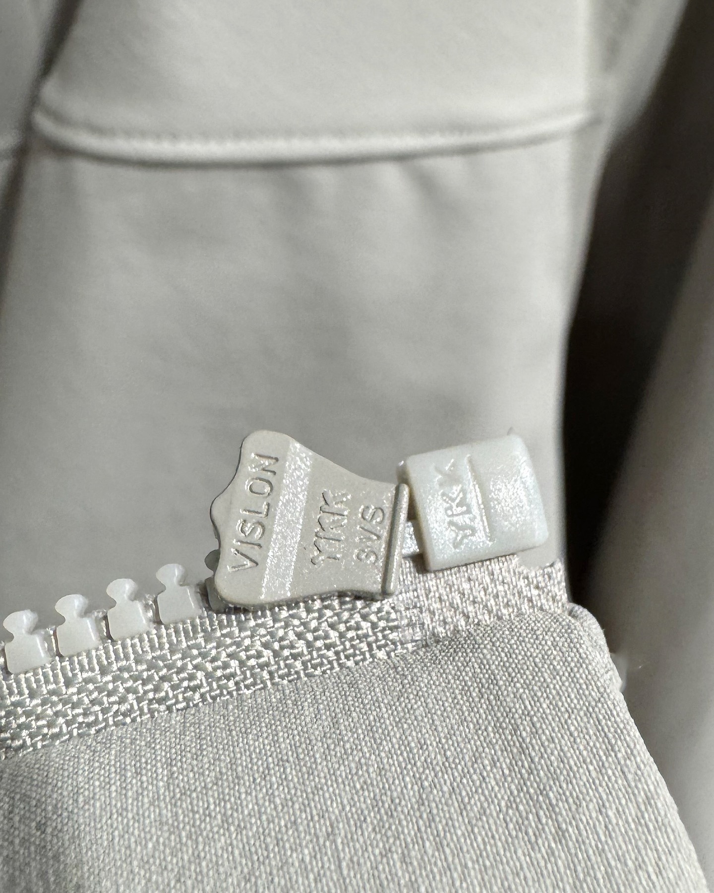 KAILAS‌/凱樂石春秋薄款輕量化衝風衣上衣外套】輕裝上陣！風雨無阻！

解鎖春秋戶外自由！輕到能揣進包里，卻能扛住風雨突襲！

極致輕量化面料，告別臃腫，上身輕若無物，跑步、騎行不束縛，戶外通勤也能利落有型！

透氣膜科技，運動時快速排汗，避免悶熱黏膩，春秋穿剛剛好！

立領剪裁護住脖頸，阻擋冷風灌入！

戶外級耐造，耐磨抗撕裂，口袋拉鍊防掉物，細節拉滿，徒步、騎行都穩！

極簡純色，內搭衛衣、T恤都好看，日常出街也能穿出高級感！

顏色:岩石灰  神秘黑
尺碼:L-3xL
L碼：   胸