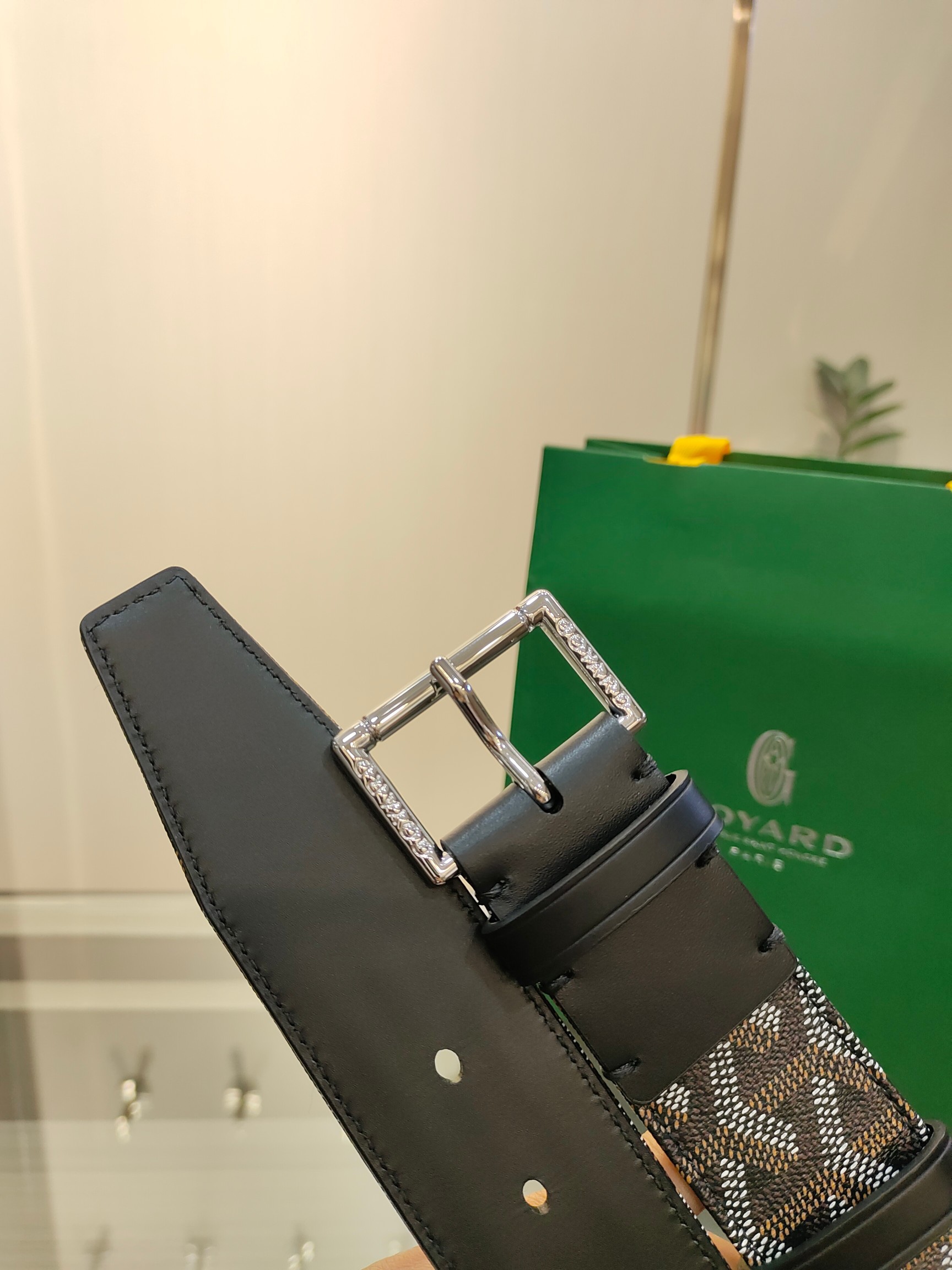 
Goyard(戈雅)腰帶源於法國奢侈品牌，設計風格簡約低調，腰帶身有標誌性帆布搭配進口頭層牛皮，腰帶扣採用簡約精品鋼扣，延續品牌的低調奢華，帶身寬度3.8CM，適用商務休閒日常佩戴。