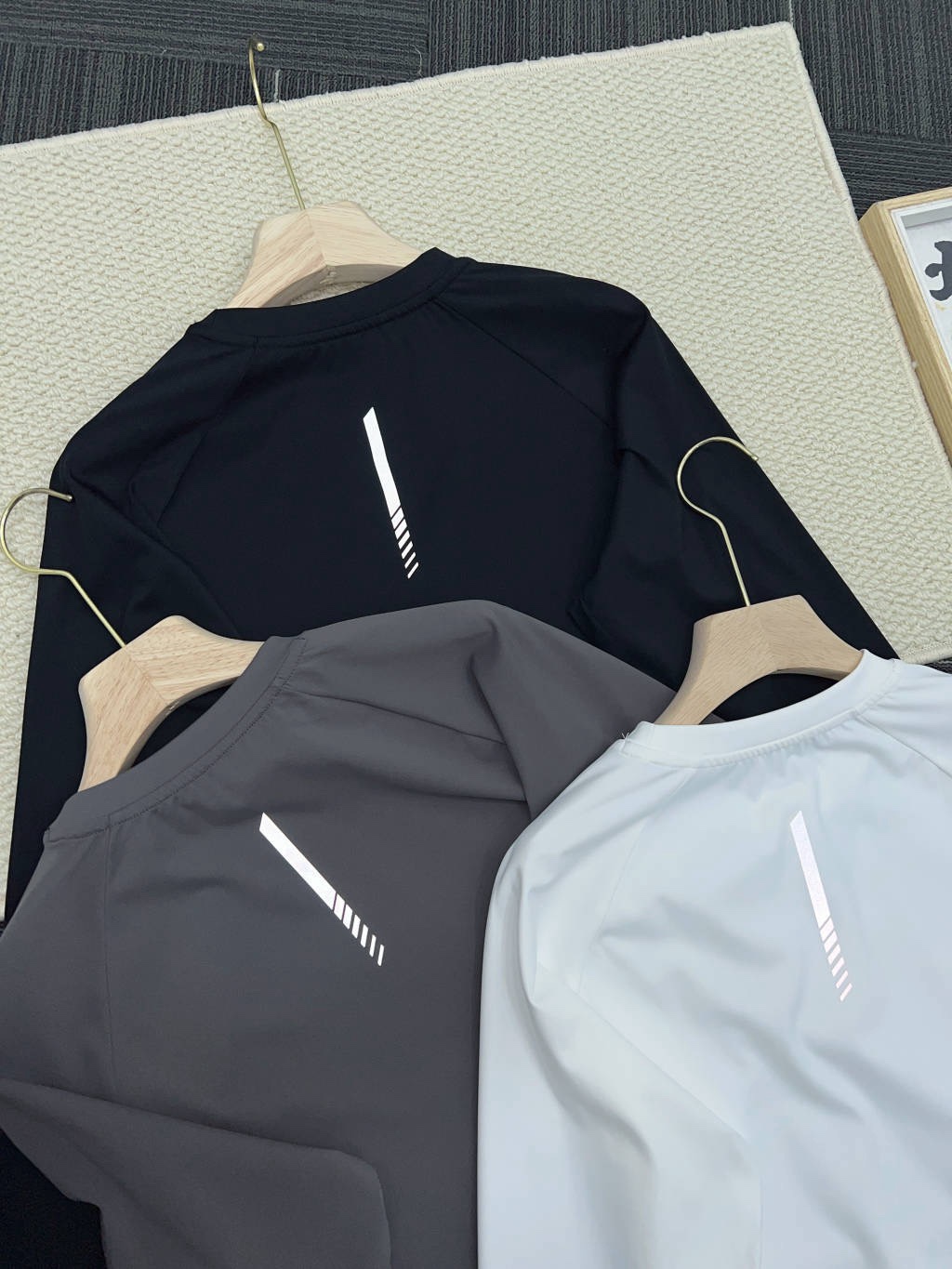 春秋新款DST迪桑特情侶👫綜訓系列長袖運動衫
韓國🇰🇷櫃子同步
迪家高端專業運動面料，精梳輕拉絨，親膚舒適，排汗吸濕！面料不易變形、不易褪色以及快速乾爽的三大頂尖優勢
右肩的立體LOGO，高溫熱燙印的工藝加持，右下擺字母小壓花，增加了設計的趣味性和觀賞度
整體既有嚴謹的精英範，又有利落陽光的運動感，彰顯品牌魅力 ！
