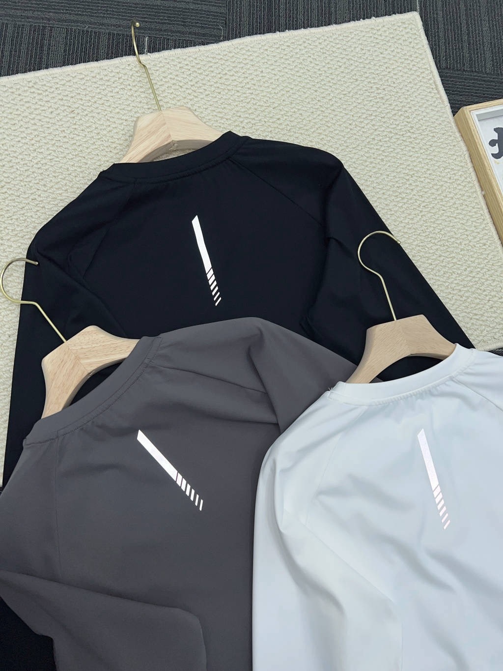 春秋新款DST迪桑特情侶👫綜訓系列長袖運動衫
韓國🇰🇷櫃子同步
迪家高端專業運動面料，精梳輕拉絨，親膚舒適，排汗吸濕！面料不易變形、不易褪色以及快速乾爽的三大頂尖優勢
右肩的立體LOGO，高溫熱燙印的工藝加持，右下擺字母小壓花，增加了設計的趣味性和觀賞度
整體既有嚴謹的精英範，又有利落陽光的運動感，彰顯品牌魅力 ！
