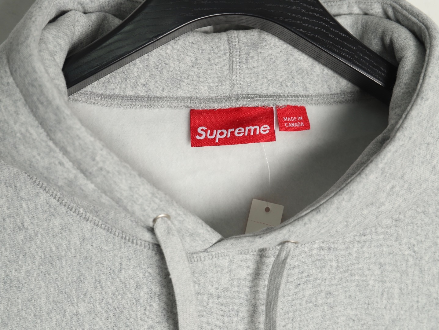 Supreme FW24 WEEK17 Box Logo Hooded Sweatshirt 胸前徽標刺繡logo口袋連帽衛衣帽衫
面料460克 高克重 面布質感強 韌性好 衣服收針處都有打套結（起到加固 久穿不變形 市面普通版本是沒有的哦） 歡迎對比 品質保證
F 尺碼：S M L XL