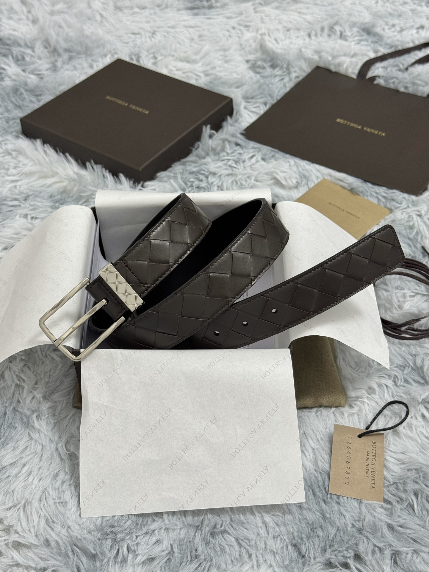 BOTTEGA VENETA   3.5cm   
手工編織牛皮經典之作
每個細節都體現出至高的品味和格調
整體造型增添優雅韻味  
低調奢華的典範
優雅迷人氣息
精緻的手工藝製作。