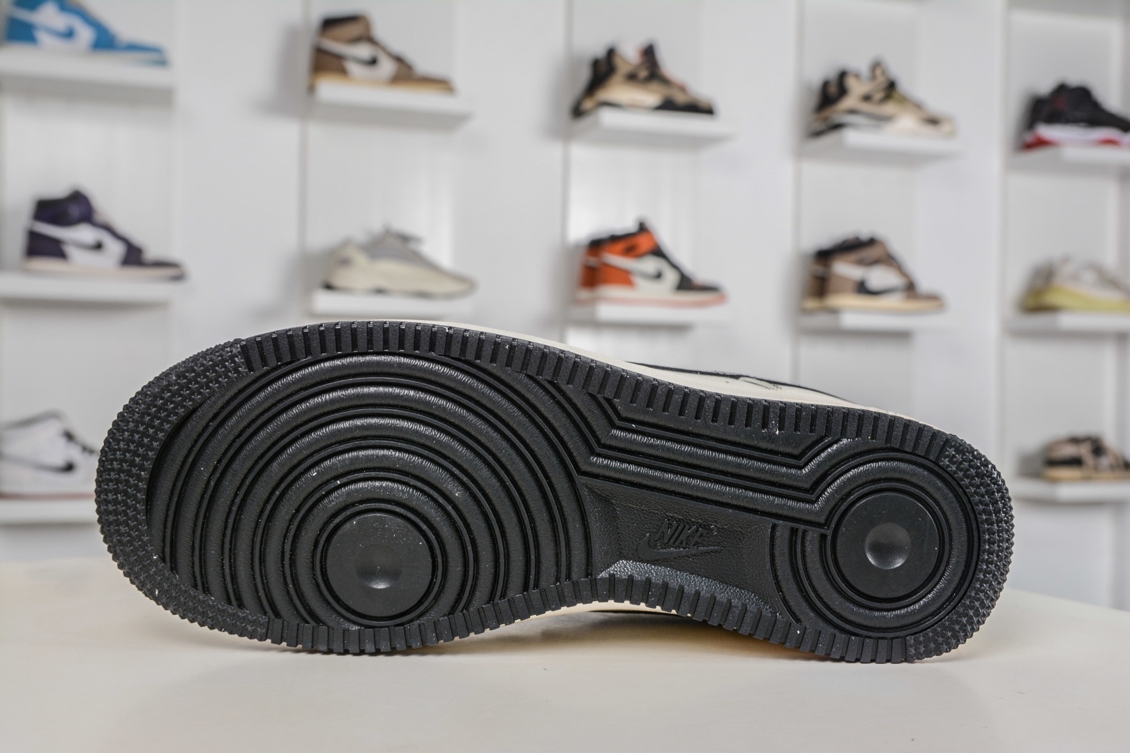 Nike Air Force 1 Low 07 x Louis Vuitton LV聯名-米白黑 
貨號:LV2288 002
Size：36 36.5 37.5 38 38.5 39 40 40.5 41 42 42.5 43 44 44.5 45