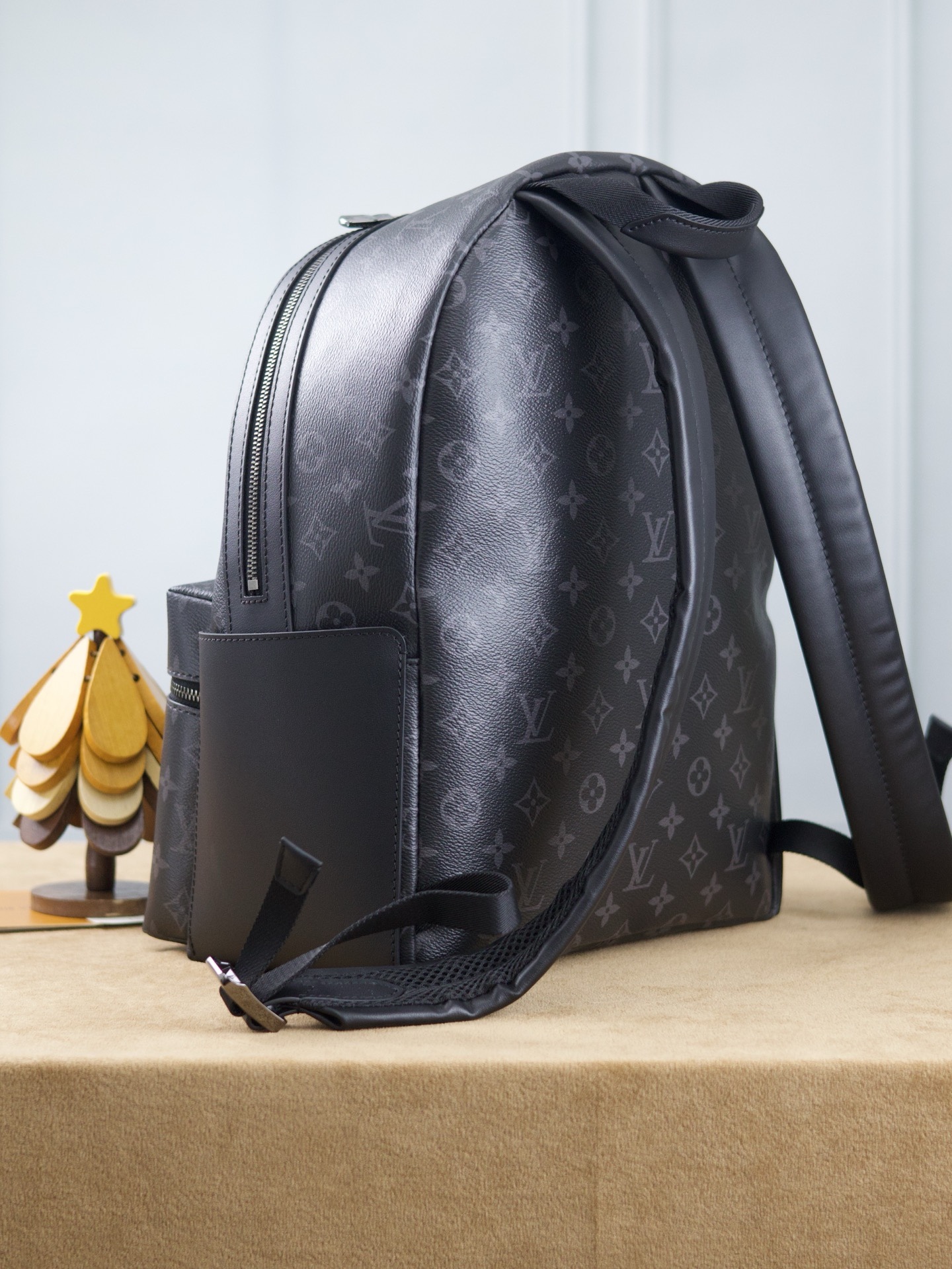 【163C01芯片版】
DISCOVERY 小號雙肩包
型號：M22558黑花
材料：進口原廠面料 原廠皮
尺寸：29x38x20cm