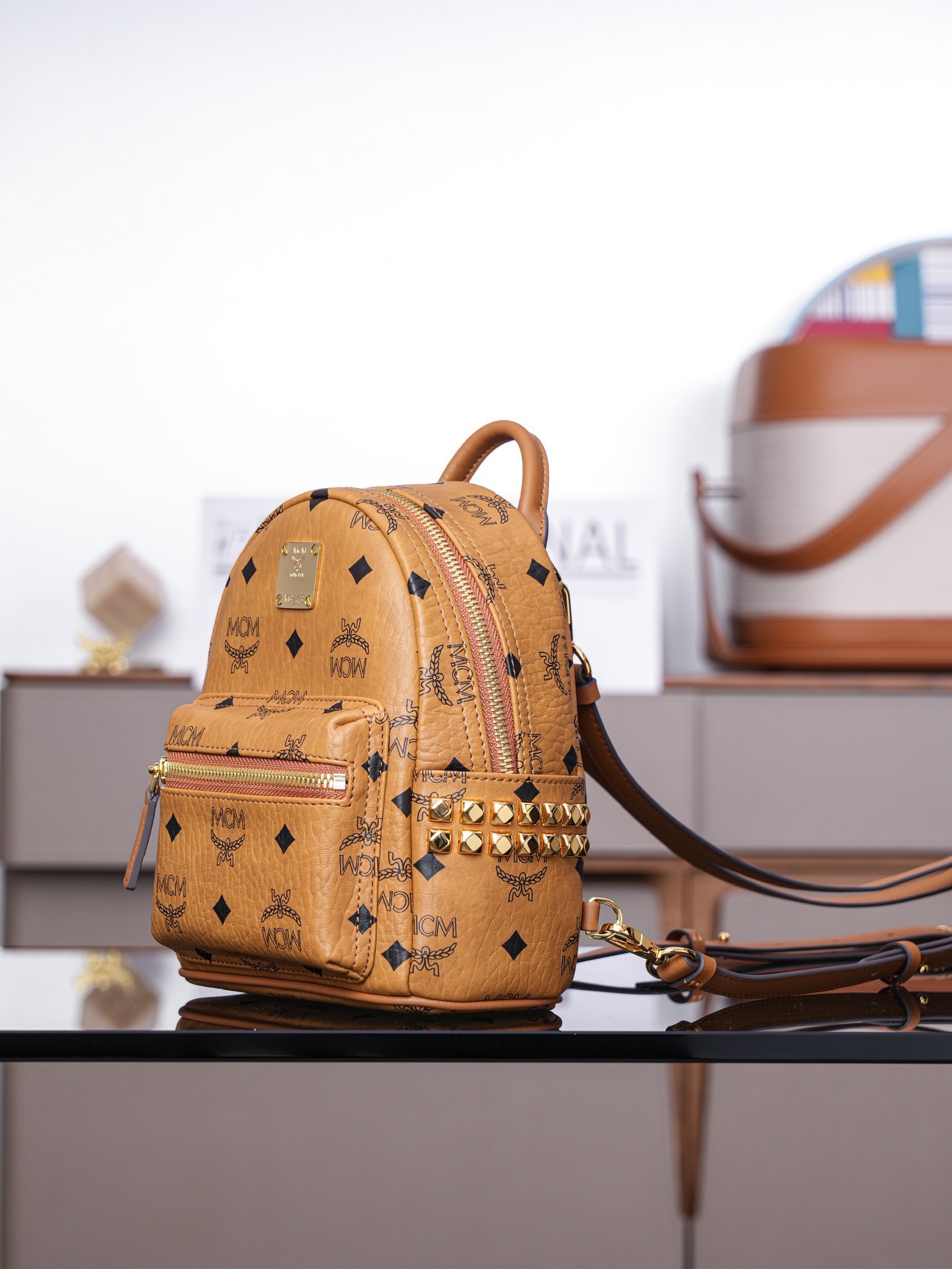 𝙈𝘾𝙈 𝙎𝙩𝙖𝙧𝙠 𝘽𝙚𝙗𝙚 𝘽𝙤𝙤 𝙓-𝙈𝙞𝙣𝙞
超迷你干邑色#双肩包

·CP独家出品｜干邑色
这款迷你Stark Visetos双肩背包饰有铆钉细节。
经典Stark双肩背包由经典Visetos制成，饰以豪华的Nappa皮革饰边及前卫感十足的铆钉细节。

型号：MMK6SVE92CO001
尺寸：21*10*17.5cm
肩带：32.5-124cm/可调节
颜色：干邑色/Cognac🟫