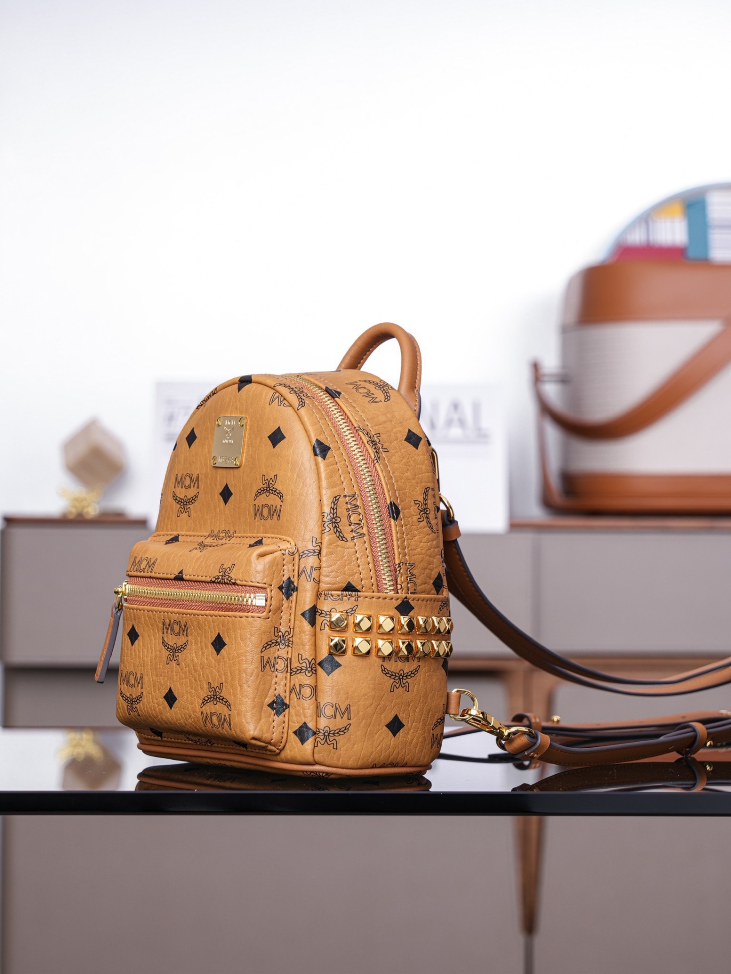 𝙈𝘾𝙈 𝙎𝙩𝙖𝙧𝙠 𝘽𝙚𝙗𝙚 𝘽𝙤𝙤 𝙓-𝙈𝙞𝙣𝙞
超迷你干邑色#双肩包

·CP独家出品｜干邑色
这款迷你Stark Visetos双肩背包饰有铆钉细节。
经典Stark双肩背包由经典Visetos制成，饰以豪华的Nappa皮革饰边及前卫感十足的铆钉细节。

型号：MMK6SVE92CO001
尺寸：21*10*17.5cm
肩带：32.5-124cm/可调节
颜色：干邑色/Cognac🟫