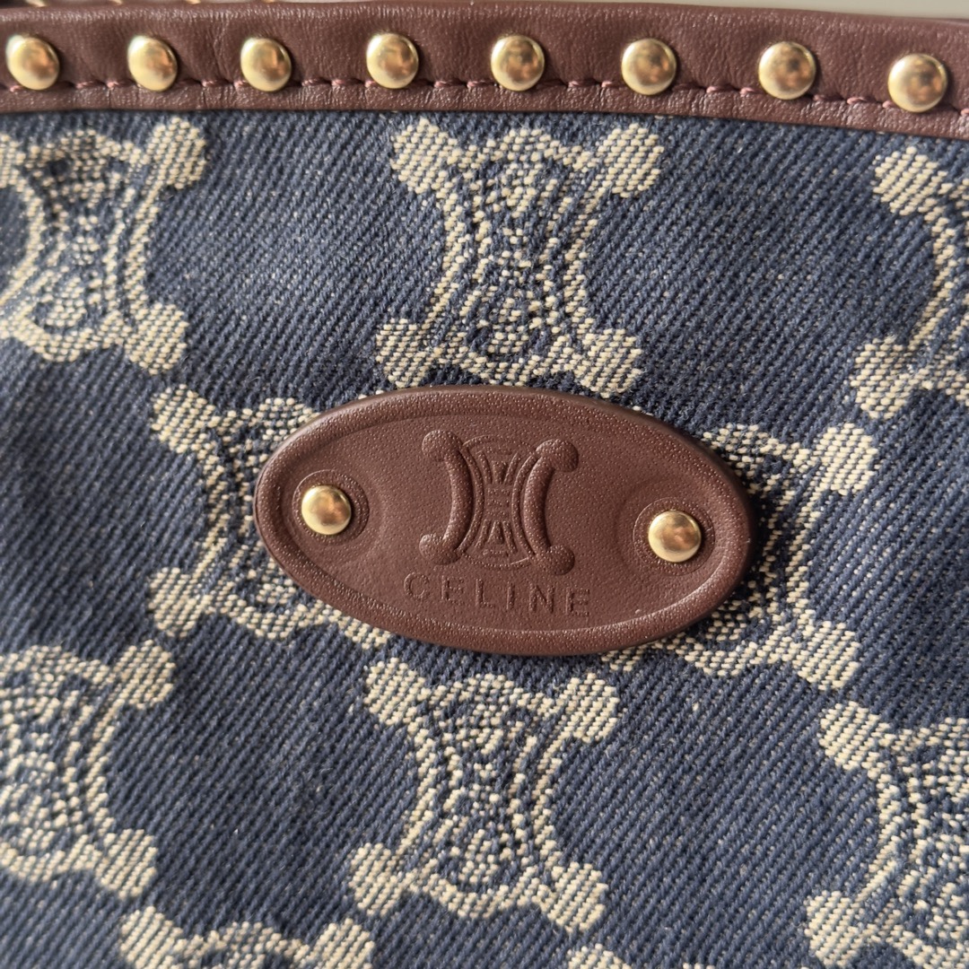 Celine2024最新款中古系列巴塞羅那 極其輕巧方便 
非常適合這個季節 牛仔風有什麼理由拒絕!
牛仔系列 Celine!
凱旋門的tote想必沒有人能抗拒得了
牛仔拼棕色肩帶就很妙配色太搭
包邊有鉚釘裝飾很vintage Celine
美麗的tote選手
#人人都愛腋下包
尺寸48×37
款號：101272