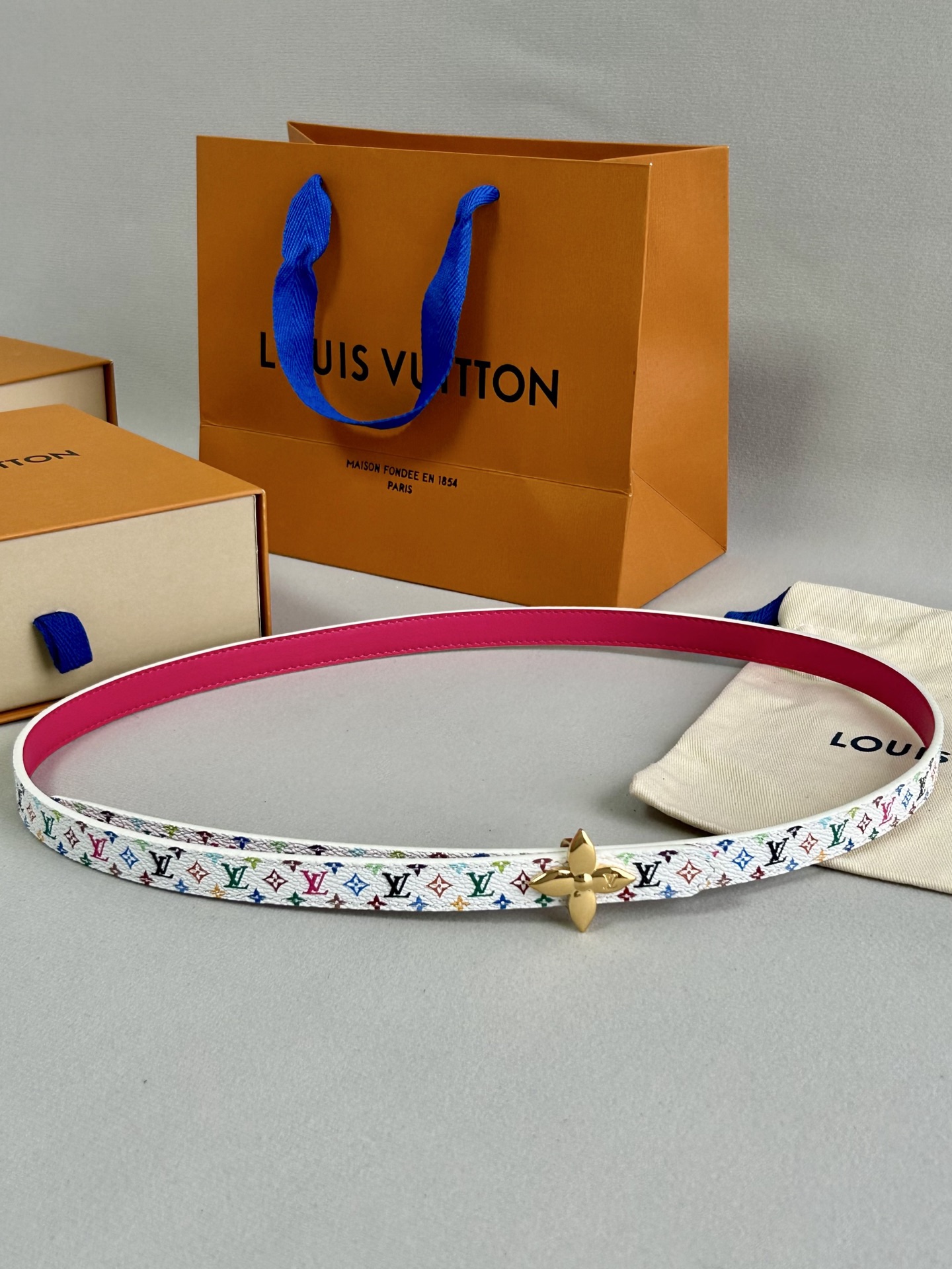 LV  路易威登 1.5cm雙面腰帶 
專櫃品質 可雙面使用.純銅五金扣。配件深受品牌輝煌的經典設計