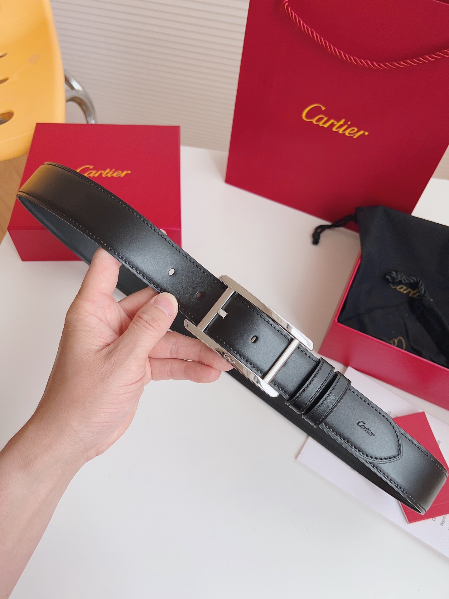 
Cartier（卡地亞）憑借匠心傑作展現與眾不同的美感，融合精湛工藝與經典設計，演繹雋永風格；瀟灑不羈，果敢獨立！此款式易搭配服飾；休閒正裝兩相宜。皮帶寬度：35mm