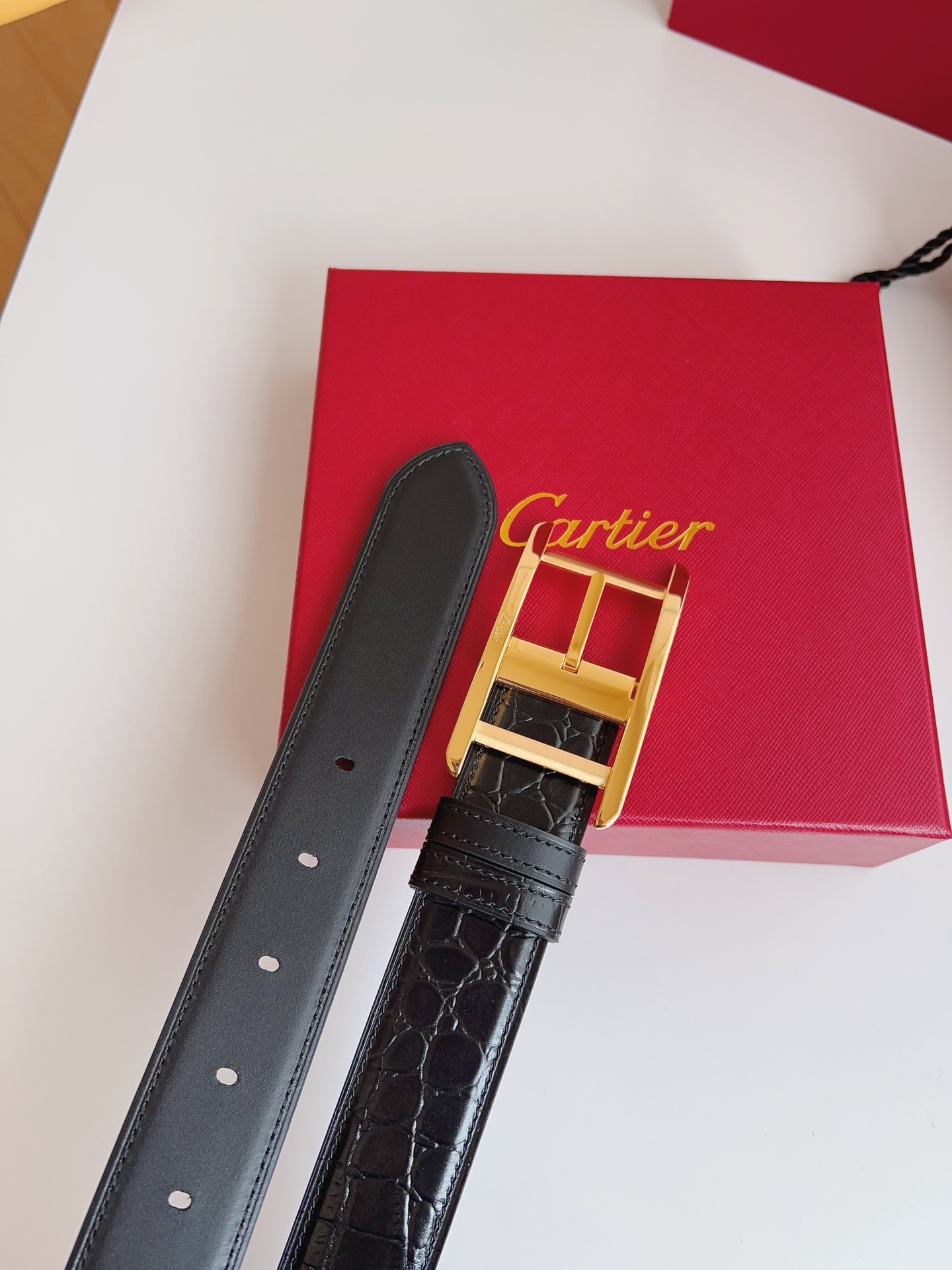 
Cartier（卡地亞）憑借匠心傑作展現與眾不同的美感，融合精湛工藝與經典設計，演繹雋永風格；瀟灑不羈，果敢獨立！此款式易搭配服飾；休閒正裝兩相宜。皮帶寬度：35mm