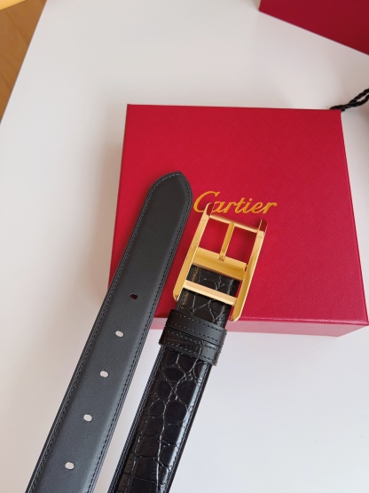 
Cartier（卡地亞）憑借匠心傑作展現與眾不同的美感，融合精湛工藝與經典設計，演繹雋永風格；瀟灑不羈，果敢獨立！此款式易搭配服飾；休閒正裝兩相宜。皮帶寬度：35mm