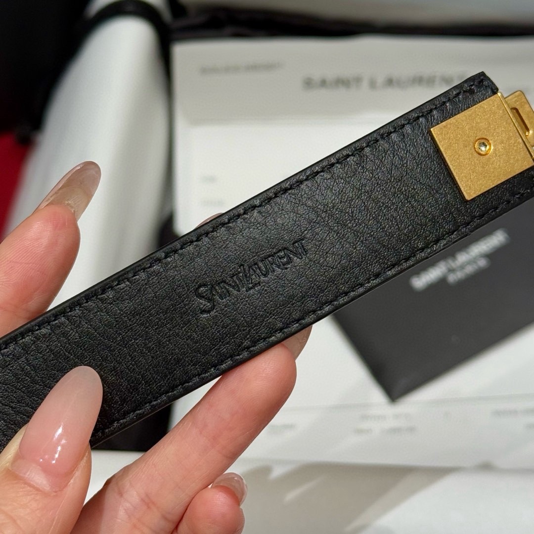 YSL頂級版復刻新寵腰帶
經典百搭款 搭配牛仔褲或者裙子都很好看 長短可調節 25mm寬 雙面進口小牛皮 精緻的真空鍍鈀搭扣飾有琺瑯字體效果