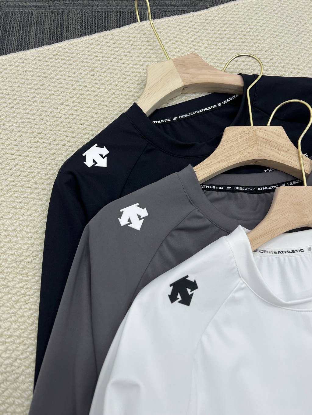 春秋新款DST迪桑特情侶👫綜訓系列長袖運動衫
韓國🇰🇷櫃子同步
迪家高端專業運動面料，精梳輕拉絨，親膚舒適，排汗吸濕！面料不易變形、不易褪色以及快速乾爽的三大頂尖優勢
右肩的立體LOGO，高溫熱燙印的工藝加持，右下擺字母小壓花，增加了設計的趣味性和觀賞度
整體既有嚴謹的精英範，又有利落陽光的運動感，彰顯品牌魅力 ！
