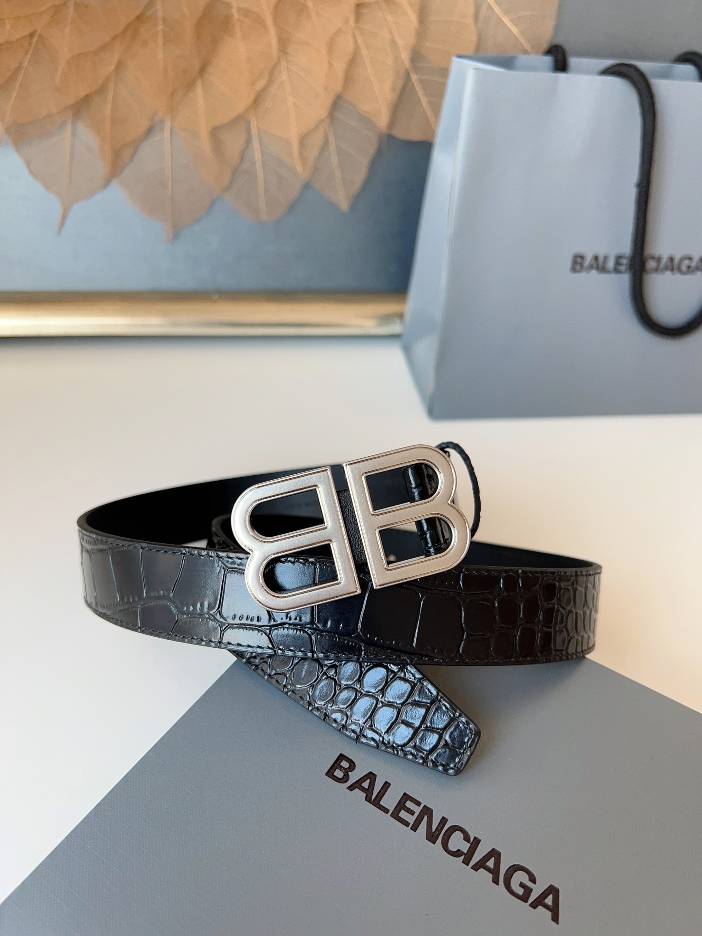 巴黎世家（Balenciaga）寬度3.0cm 是法國的奢侈品牌，作為時尚界最具影響力品牌之一的地位。設計師源於：都市時尚潮流獨特的設計風格，採用進口小牛皮製作；搭配純銅復古五金，使其更具魅力。值得擁有的百搭精品！