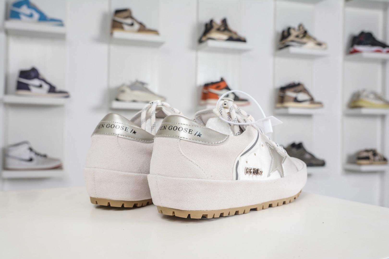 Golden Goose Super-Star 厚底抽繩休閒時尚復古做舊星星板鞋 
Size：35 36 37 38 39 40