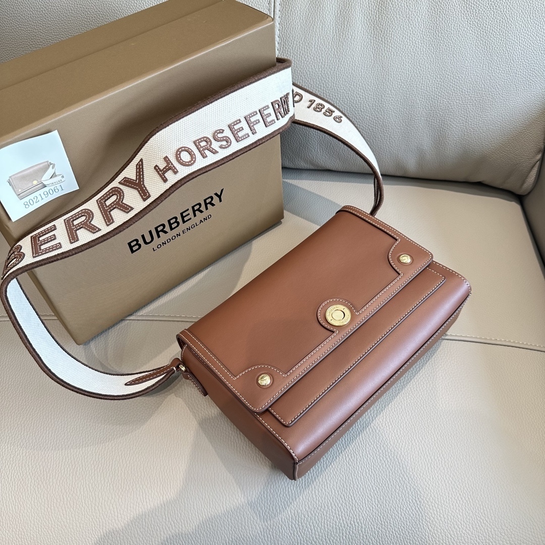 B家最新纖巧的斜挎包，採用意大利鞣制緝明線皮革精制而成，飾有鐫刻徽標的亮澤按扣，棉質帆布肩帶處飾有 Burberry 字母貼花。
25 x 8.5 x 18cm
肩背帶垂直佩戴高度：43cm🌟型號9061