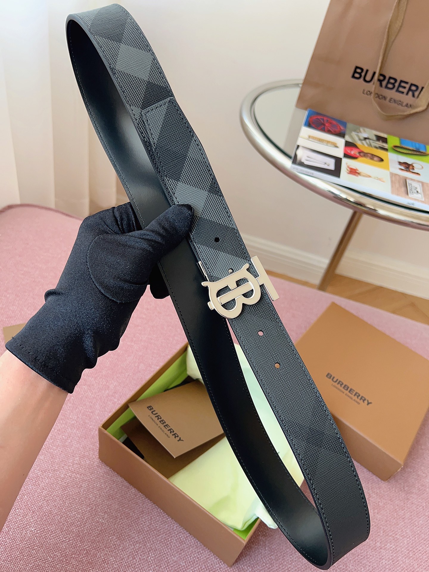 
Burberry博柏利品牌始終秉承傳統精髓，彰顯卓爾不凡的匠制工藝，優雅率性的英倫設計與銳意革新的時尚理念。3.5cm