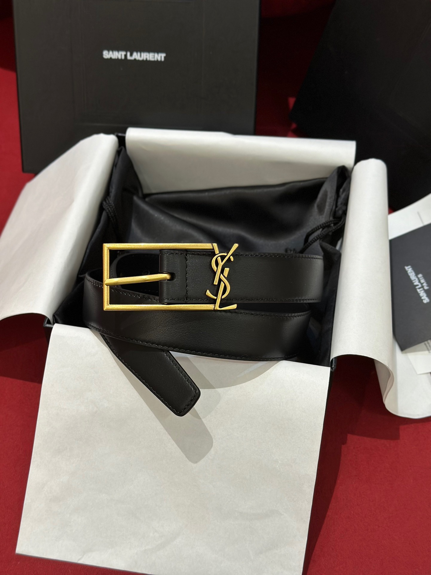 新款聖羅蘭 YSL
這款女款腰帶復古精工金屬扣將復古風與現代時尚相融合，呈現的恰到好處，時尚標配青睞有加，每針每一線都非常精緻，雙面頂級牛皮材質，搭配頂級黃銅針扣寬度3.0