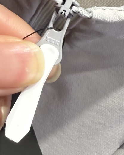 KOLON SPORT可隆🧊🧊  輕量涼感防曬衣情侶款  

戶外輕量化涼感防B1145曬衣上新🆕 ，可隆專櫃同款 在售💰1585+

採用功能性專業戶外防曬型針織材料 88的錦綸和12的氨綸 有非常好的彈性 和防水透氣功能  防曬值upf245+不怕曬傷，縱享戶外陽光☀️有專業檢測報告
彈力接觸涼感，緩解體熱，輕量御風 ，手腕彈力帶收口 ，貼合手腕的同時 提升鑽風性能 ，面料彈力十足 透氣性高  在運動出汗時 ，減少熱量 和粘附感
如果突降小雨還有功能性防水功能 

品質面料做工都無