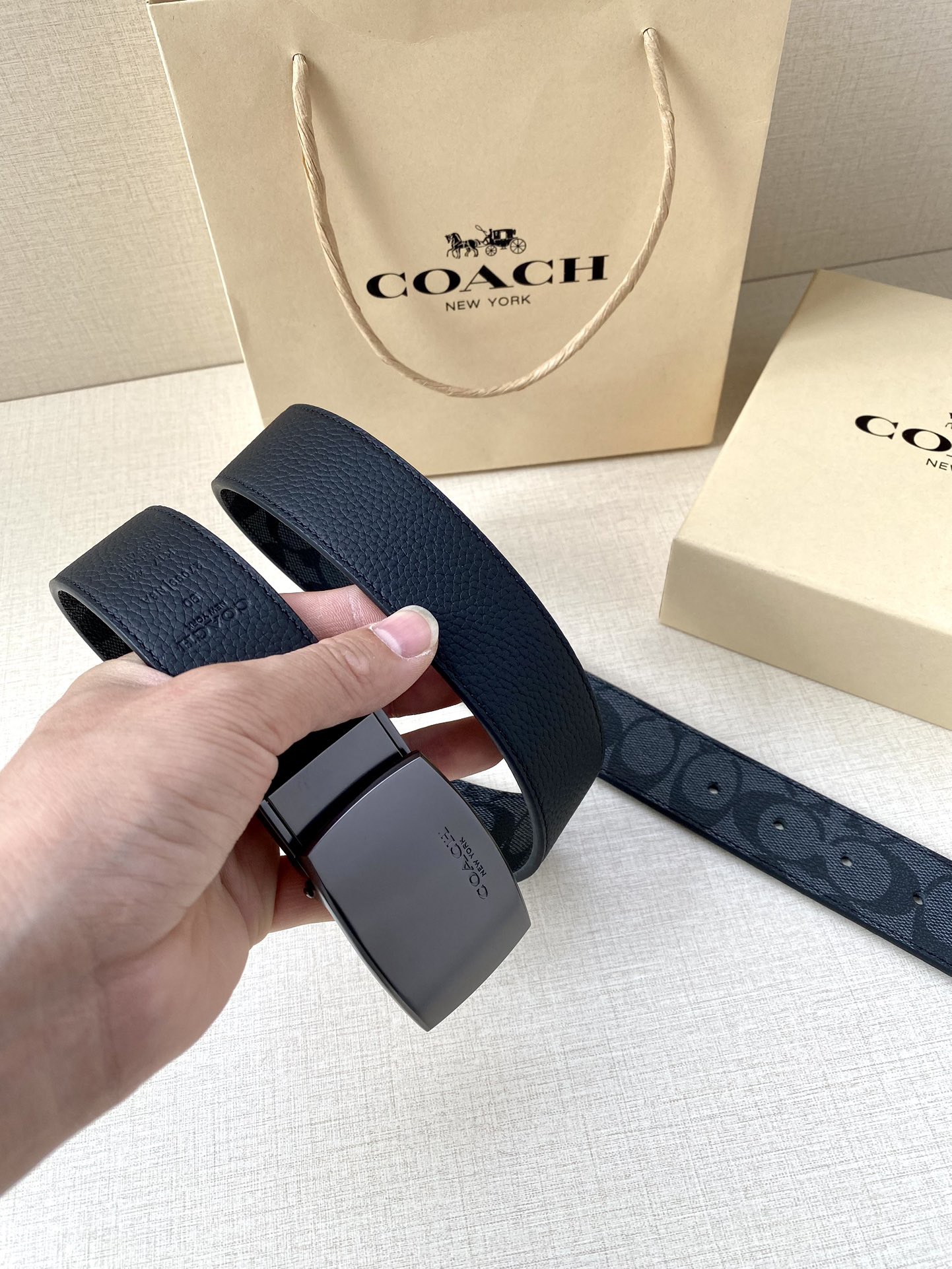 寬度3.8cm COACH 這款雙面腰帶一面為經典標誌帆布材質，另一面為精制皮革材質，配有標誌性扣件，將兩種外形合二為一。通過簡單的說明，可用剪刀剪裁至完美合身度。
標誌印花配頭層牛皮
可裁剪
雙面
38M (寬)