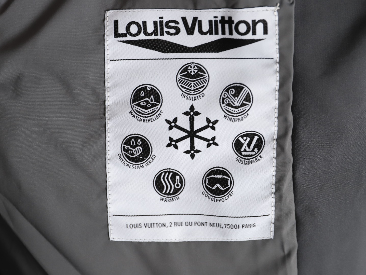 Louis Vuitton/路易威登 25Fw 滑雪系列花卉雙拉鍊連帽羽絨服
定制5合1防絨密織與3合1雙線防絨格紋料，新國標90白鴨絨，充絨飽滿，極致禦寒。 電腦機械充絨，精准計算克重，數字稱重，確保蓬松均勻。進口機刺繡，精密控制，線條流暢細膩。壓花復合，電腦掃描對位，特製膠水固化，粘接牢固。 膠漿印花，三次網板修改，烘烤固色，圖案持久。3D立體絎縫，數控分隔，防止羽絨結塊移位。
A Size:46-52