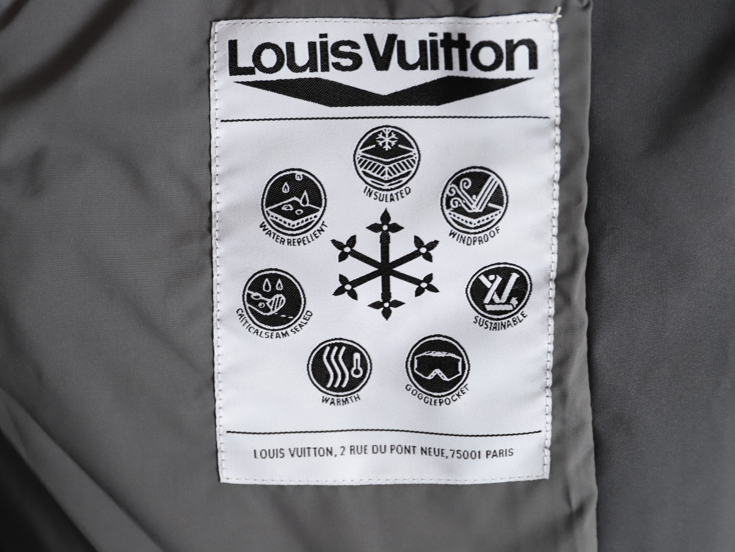 Louis Vuitton/路易威登 25Fw 滑雪系列花卉雙拉鍊連帽羽絨服
定制5合1防絨密織與3合1雙線防絨格紋料，新國標90白鴨絨，充絨飽滿，極致禦寒。 電腦機械充絨，精准計算克重，數字稱重，確保蓬松均勻。進口機刺繡，精密控制，線條流暢細膩。壓花復合，電腦掃描對位，特製膠水固化，粘接牢固。 膠漿印花，三次網板修改，烘烤固色，圖案持久。3D立體絎縫，數控分隔，防止羽絨結塊移位。
A Size:46-52